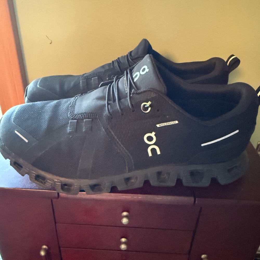 On Running Black Athletic Shoes with Quick Lace System